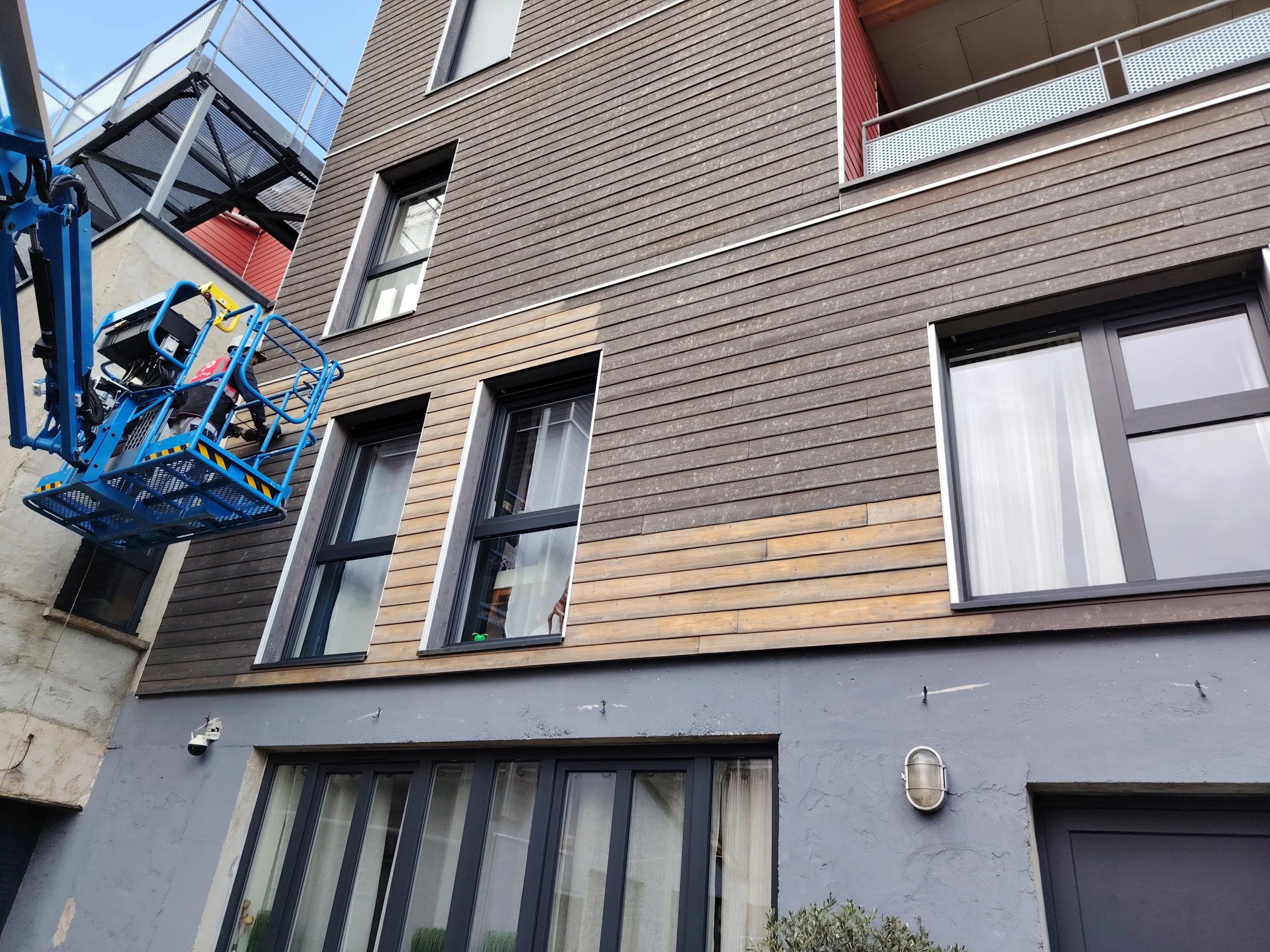 Rénovation de façades industrielles béton et bardage bois